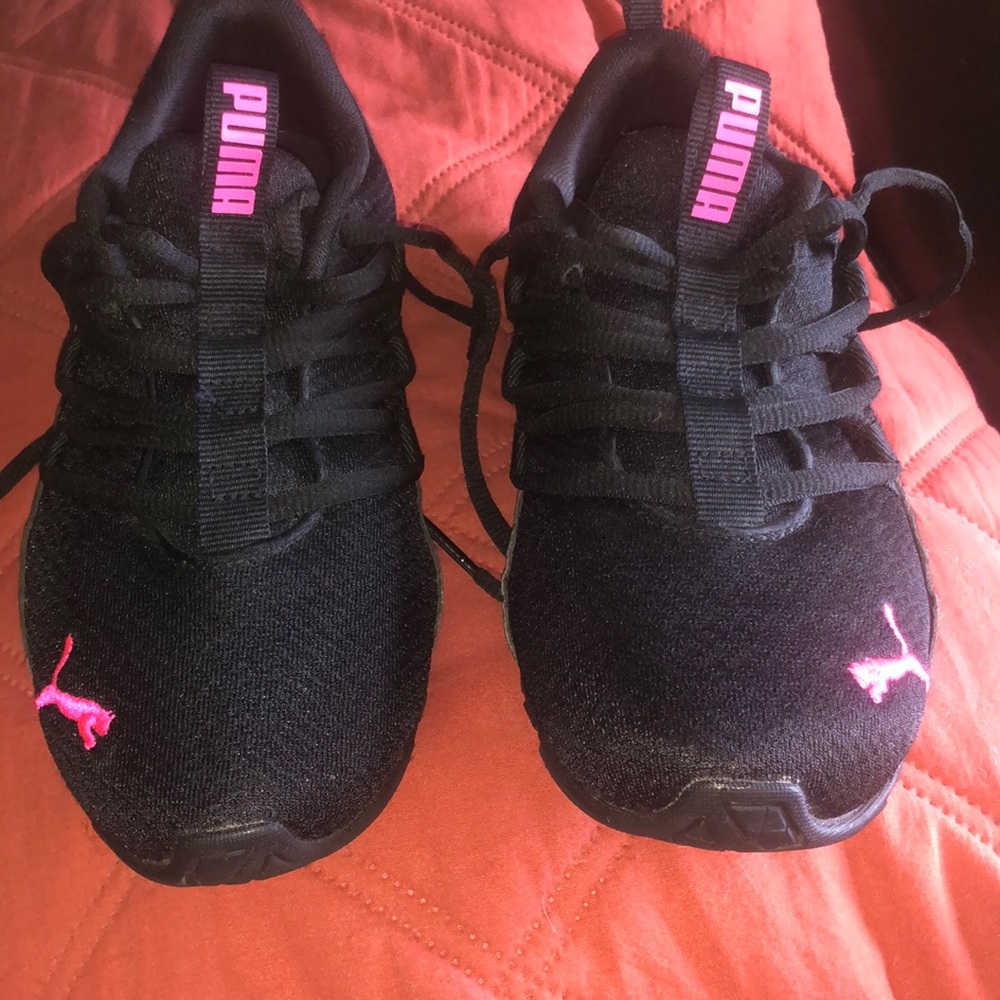 Puma sneakers size 6 in woman